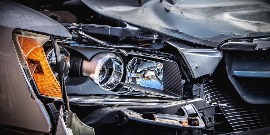 Voiture avec des dommages au pare-chocs avant - New All Assistance pour une compensation en cas de différents types d'accidents