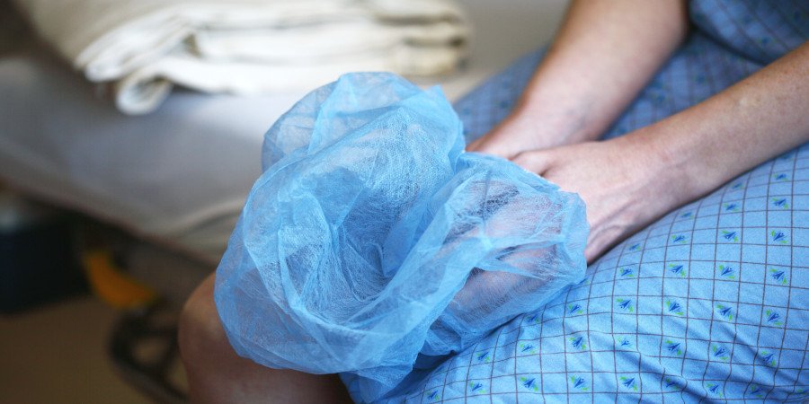 Patient assis sur un lit d'hôpital - New All Assistance spécialisée dans l'indemnisation en cas de malpratique médicale