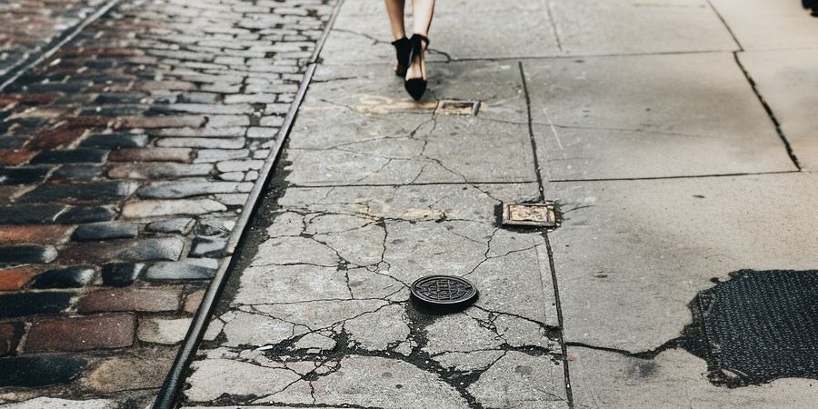 Trottoir endommagé et regards saillants - New All Assistance aide à obtenir une compensation pour les dommages sur un sol public ou privé
